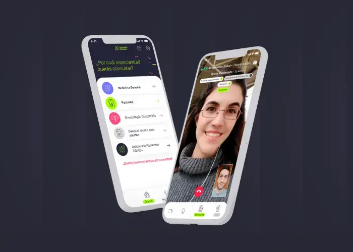 Un médico sostiene una tablet que muestra a una mujer, sugiriendo una interacción de atención médica remota.